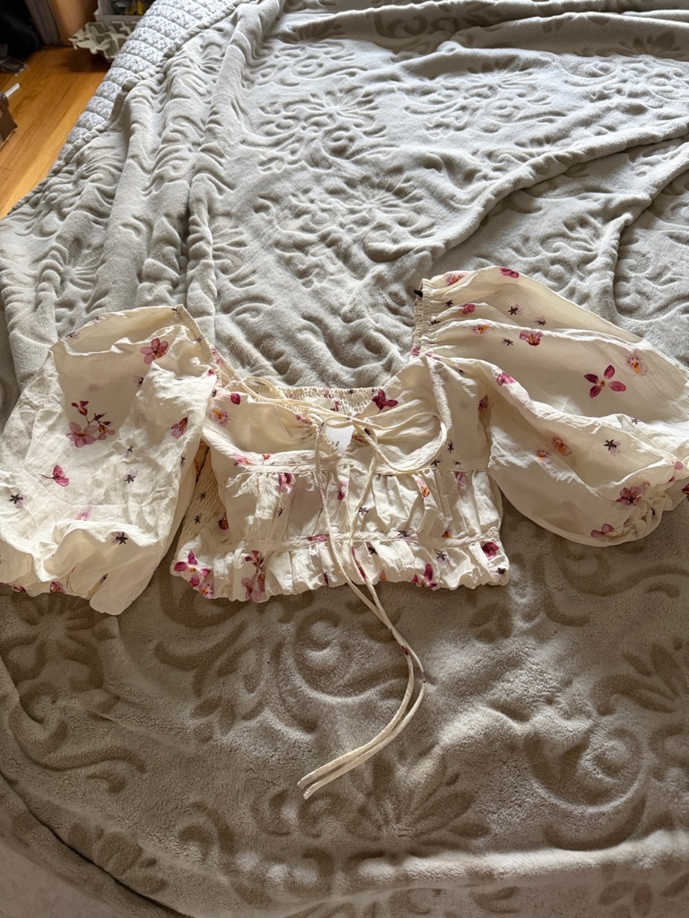 H&M NWT Cream Floral Puff Sleeve Crop Top